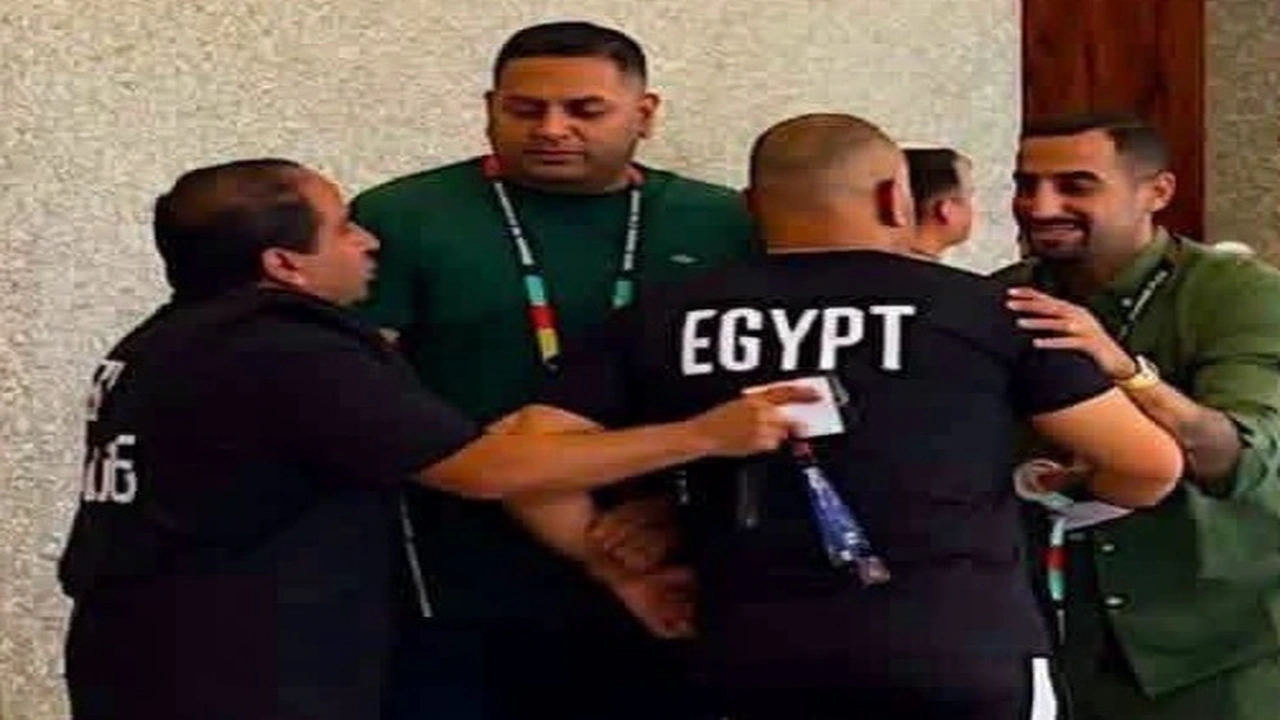 إبراهيم حسن واللاعبون يتدخلون لحماية مشجع أثناء التقاط صورة تذكارية
